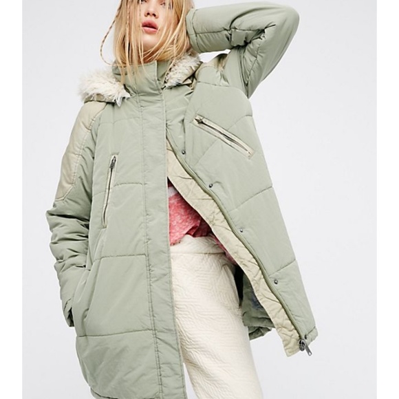 Free People Jackets & Blazers - Free People green puffer jacket small
